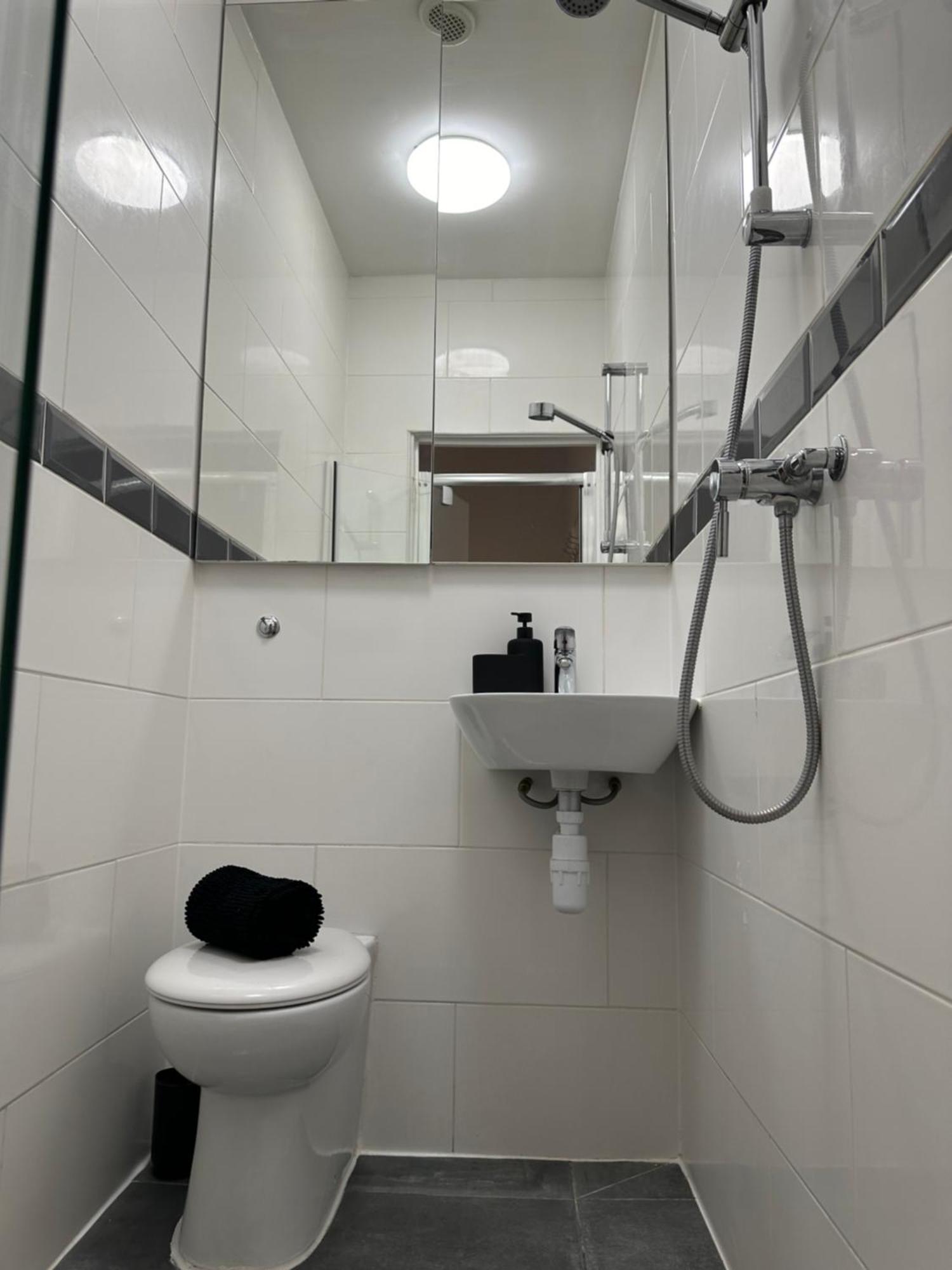 Stylish Escape In West Лондон